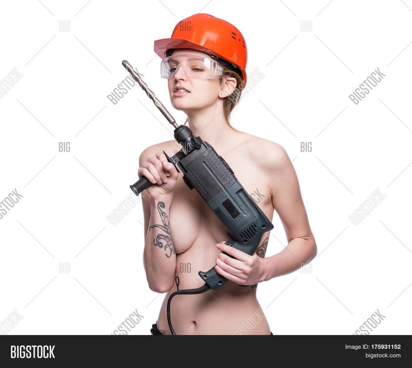 Женщины ню с инструментами